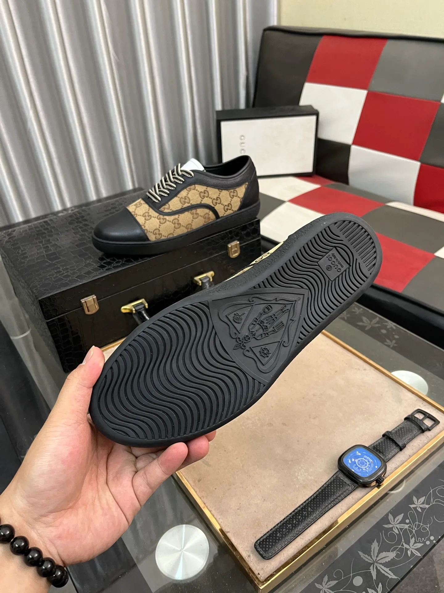 Men's shoes💰400⌚️⌚️[GUCCI] Gucci men's casual shoes are absolutely popular🔥The ultimate matching item for trendy men! The charm of super texture is unstoppable. This is the main recommendation. The upper is made of high-quality cowhide, with pig lining feet and wear-resistant rubber sole. It is noble and elegant! Extremely comfortable🎁🎁You can be as handsome as you want💪 Available in sizes 38-44 and 4️⃣colors available